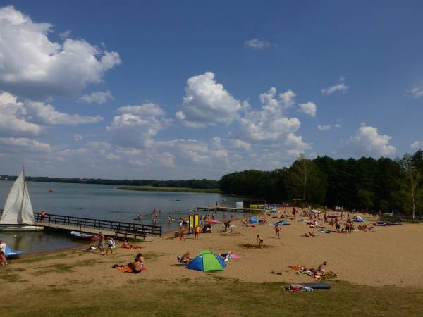 Nad jeziorem Gołdopiwo (10 min. spacerem) plaża z kąpieliskiem strzeżonym, boiska do siatki, siłownia, plac zabaw dla dzieci, bar i wypożyczalnia sprzętu wodnego.