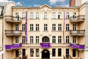 Blooms Hostel Inn & Apartments