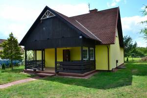 Całoroczny dom nad jeziorem z ogrodzoną posesją w sercu Mazur