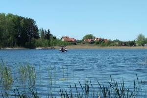 Dom letniskowy nad jeziorem.