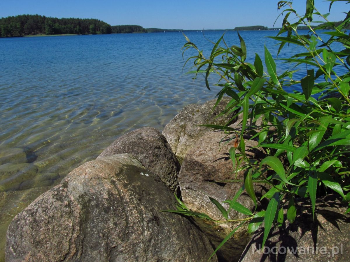 Głazy skalne na ujściu kanału Wdy z jeziora w Jeziornej przy plaży