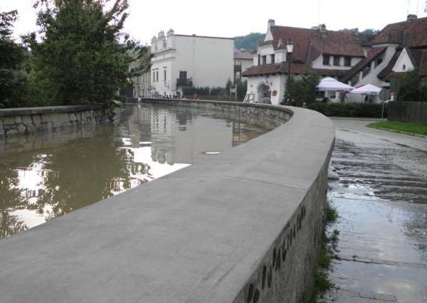 Godz. 17.00. Grodarz z widokiem na budynek dawnej Łaźni i Kamienicę Białą. Fot. AS Godz. 17.00. Grodarz z widokiem na budynek dawnej Łaźni i Kamienicę Białą. Fot. AS
