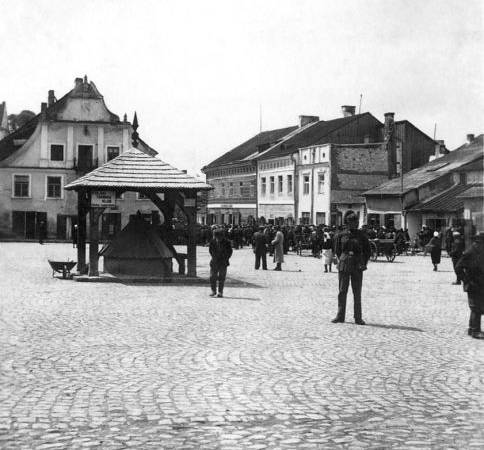 Rynek podczas okupacji, ok. 1942 r. Z archiwum Brulionu Kazimierskiego. Rynek podczas okupacji, ok. 1942 r. Z archiwum Brulionu Kazimierskiego.