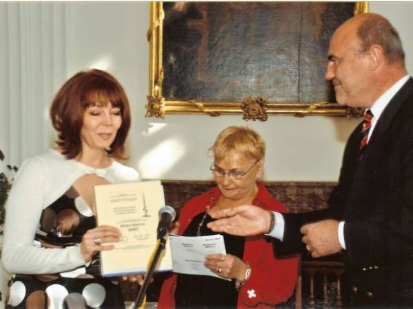 Barbara Sarzyńska odbiera nagrodę Złotej Malwy 2007 Barbara Sarzyńska odbiera nagrodę Złotej Malwy 2007