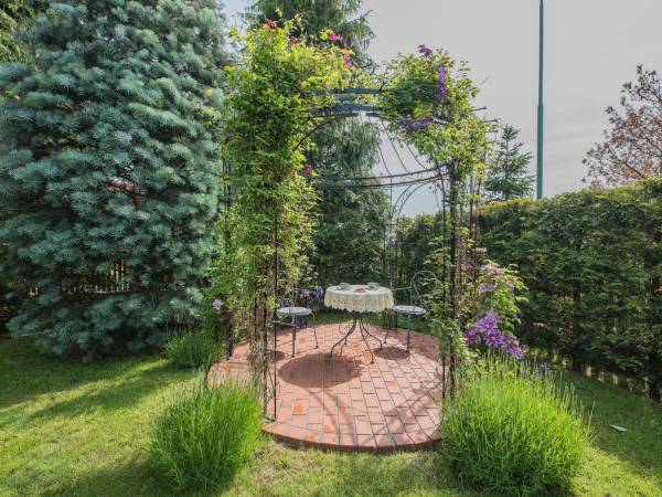 romantyczna altanka w ogrodzie dla gości