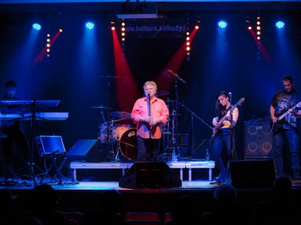 Koncert Felicjana Andrzejczaka w Piwnicy Artystycznej Kawon w Zielonej Górze