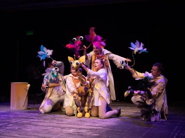 Spektakl „Z głową w chmurach czyli o Żyrafie, która szukała deszczu” w Teatrze Andersena w Lublinie