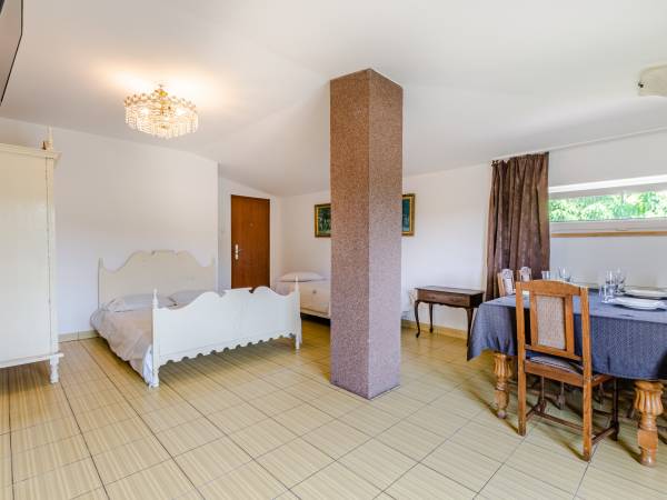 POKOJE ORAZ DOMEK Z BALI NAD JEZIOREM CZOS POKOJE ORAZ DOMEK Z BALI NAD JEZIOREM CZOS