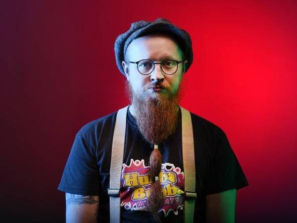 Stand-up Arkadiusza Jaksy Jakszewicza w Kawiarni Pasłęka w Miłakowie