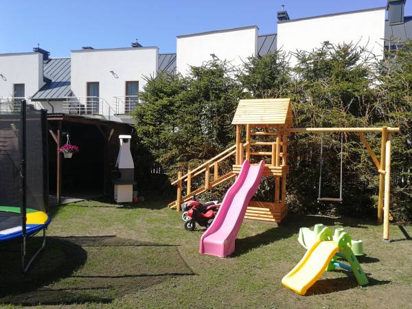 Plac zabaw dla dzieci,miejsce i sprzęt do grillowania.