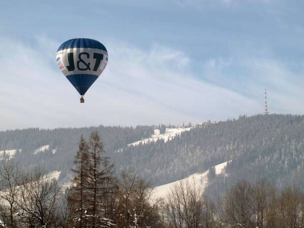 Słowacki balon nad willą Rysy