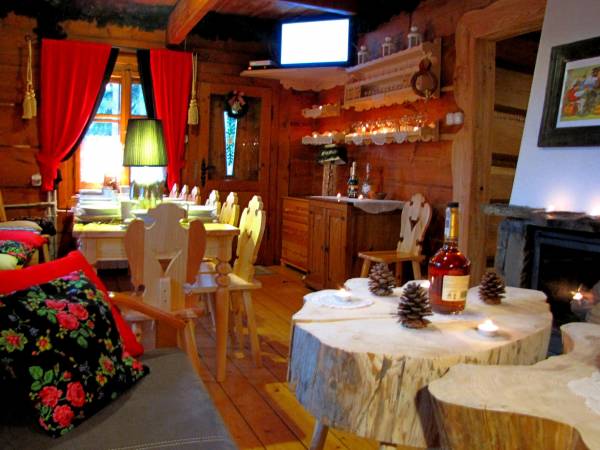 Zastawiony stół biesiadny w salonie kominkowym z odrębnym wyjściem na duży taras z widokiem na polskie i słowackie
