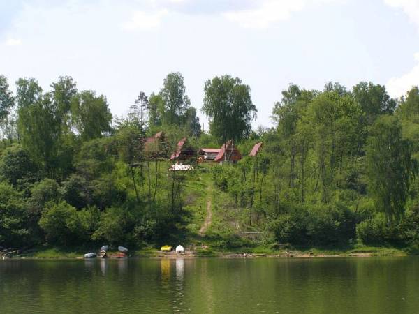 Widok z zalewu na domki Olchowiec