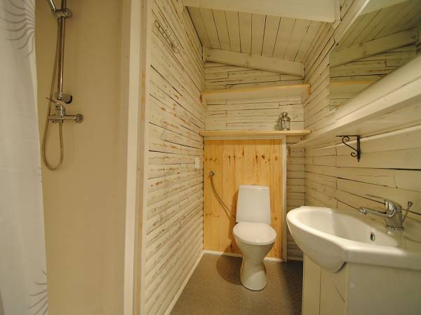 łazienki w domkach 30m2 z dużą ilością półek na kosmetyki