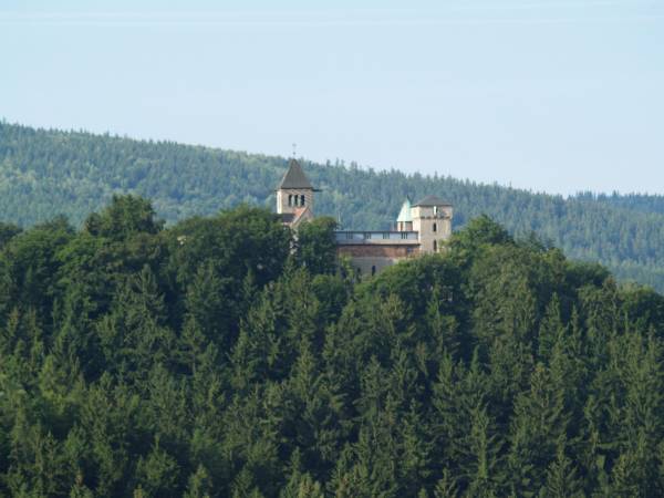 Zamek na Szczytniku - widok z balkonu każdego domku