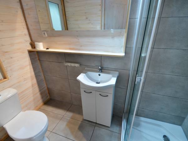 łazienki w mniejszych domkach mają podgrzewane podłogi