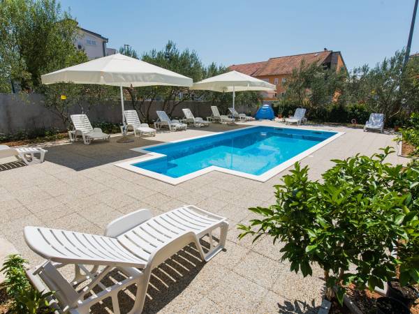 Apartment with swimming pool