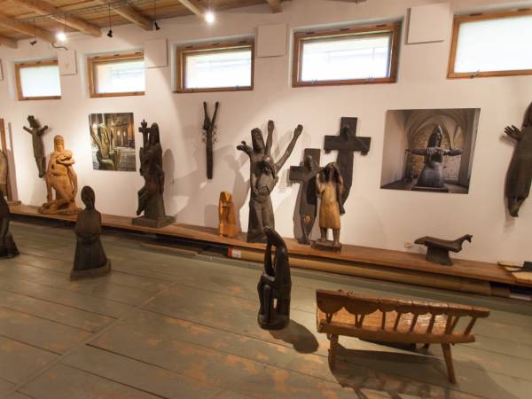 Letnie Warsztaty Rodzinne w Galerii Antoniego Rząsy: Relief / Rzeźba w drewnie