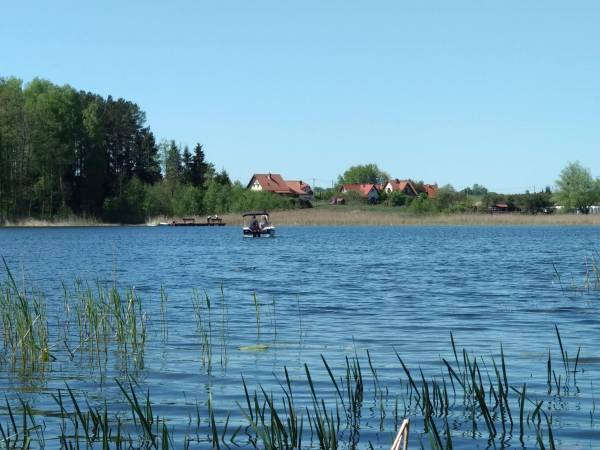 Dom letniskowy nad jeziorem. Dom letniskowy nad jeziorem.