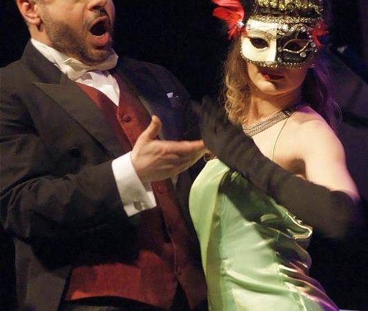 Największe przeboje operetkowe przeplatane pokazami rewii paryskiej