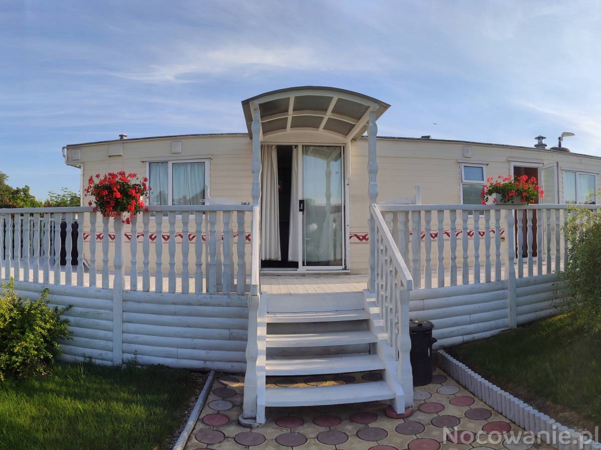 Biały Domek w stylu Holenderskim.