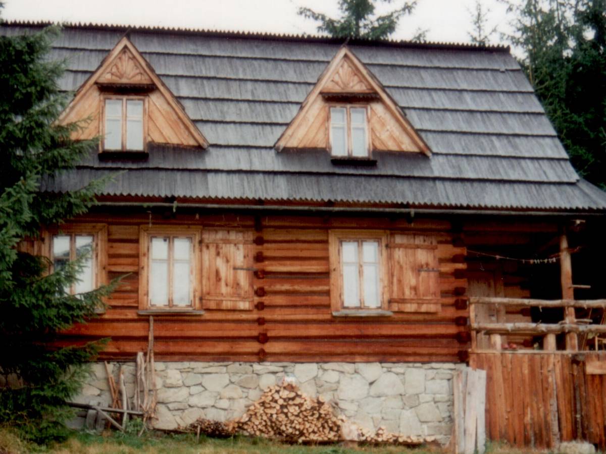 Bacówka w sercu gór - dom z bali w Gorczańskim Parku Narodowym