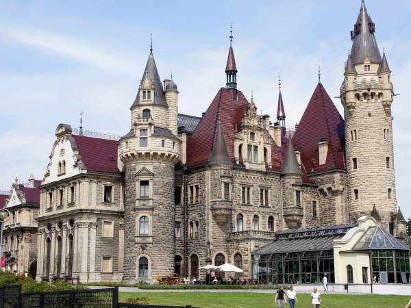 Zamek w Mosznej 32 km. od Domku Żabie Oczko.