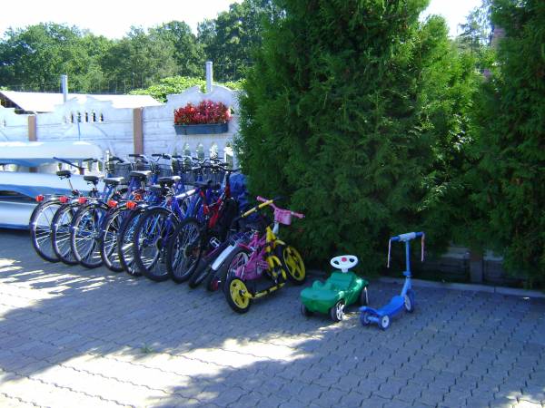 Parking z rowerami i kajakami