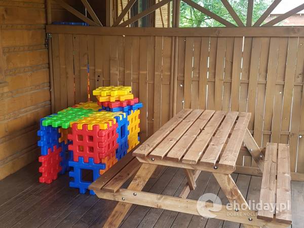 klocki wafle dla dzieci oraz stół na tarasie są w każdym domku