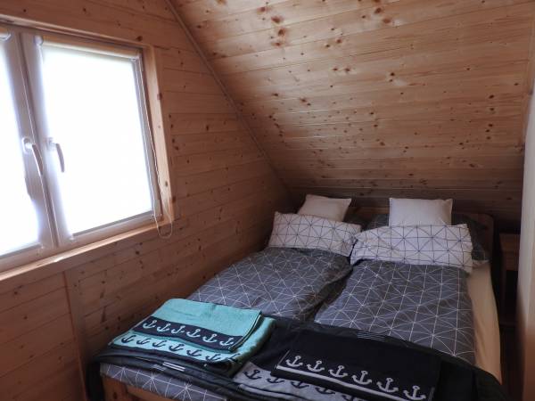 jedna z dwóch sypialni w domku skandynawskim