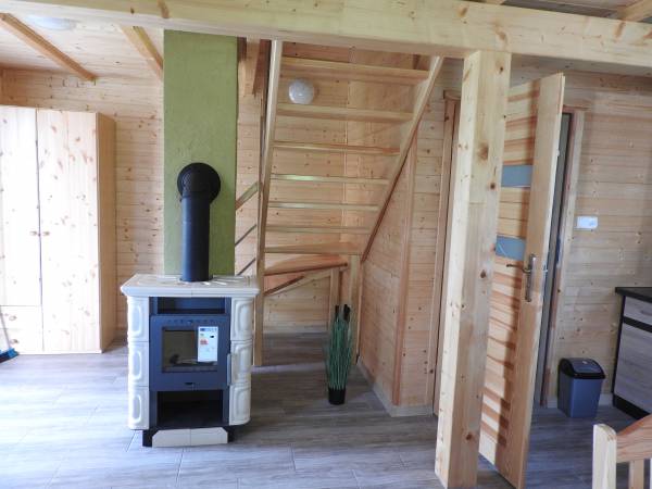 część salonu w domku skandynawskim