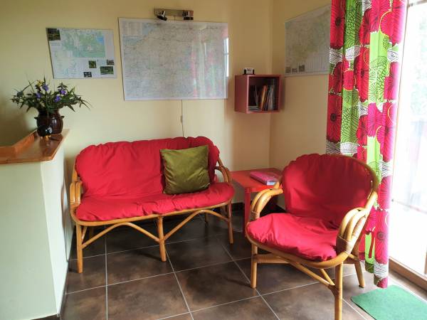 Kącik wypoczynkowy z mapami