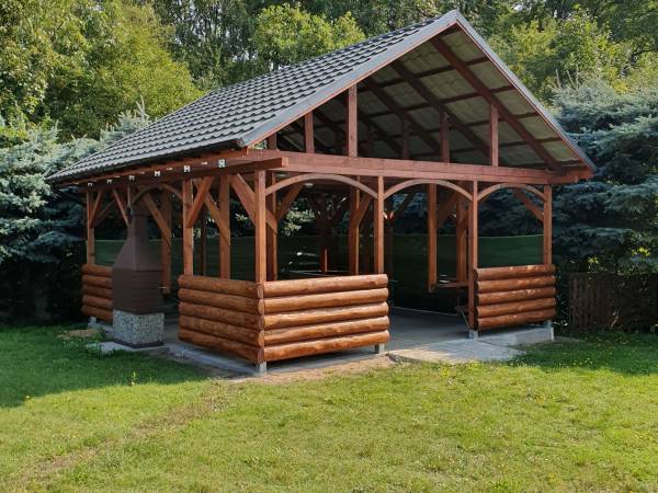 Na terenie obiektu - domek grillowy