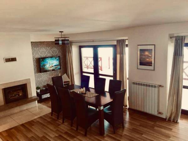 Salon z jadalnią i telewizorem