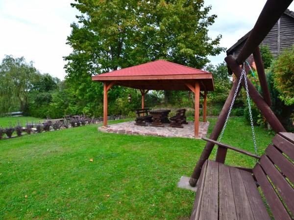 altanka i chuśtawka przy domkach