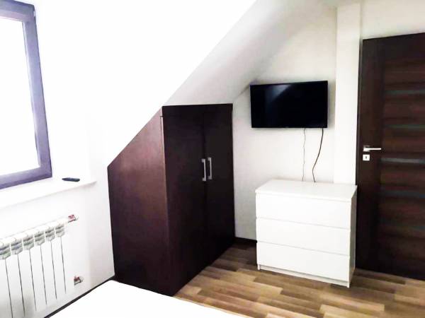 Wnętrze sypialni z telewizorem