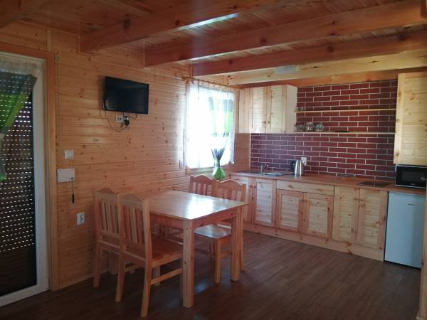 Salon z aneksem kuchennym w Agroweekend Mini