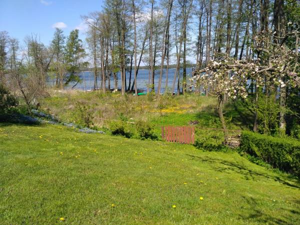 Z działki nad jezioro prowadzi 40m. ścieżka.