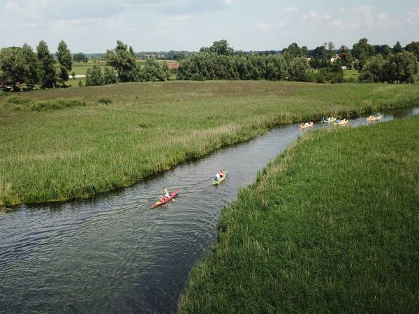 rzeka Krutyńia płynąca przy domkach na mojej posesji