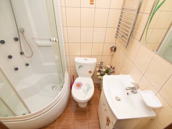 łazienka w pokoju 3 osobowym