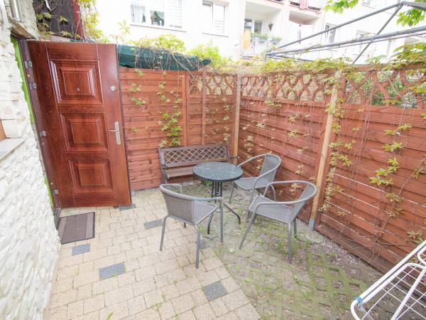 taras i wejście do mieszkania z aneksem z aneksem