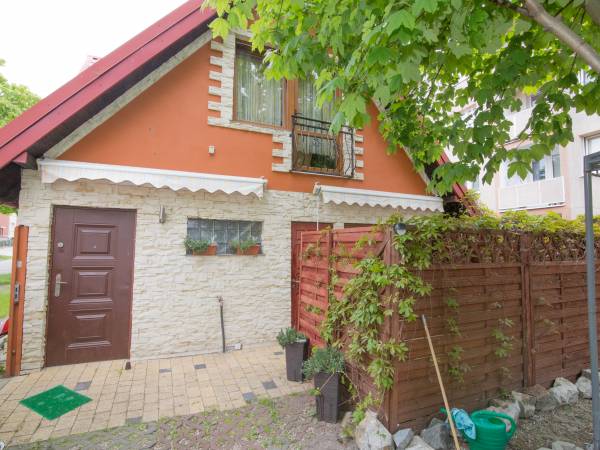 wejście do mieszkania na górze 2 pokoje , kuchnia ,łazienka