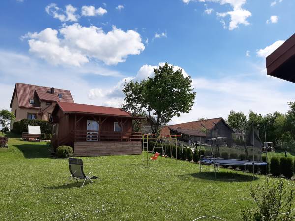 część placu zabaw na posesji