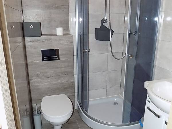 Łazienka w pokoju trzyosobowym