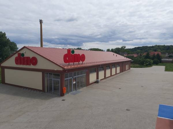 bezpośrednio przy obiekcie