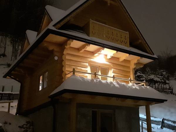 Widok na domek od strony drogi dojazdowej.