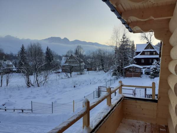 Z salonu możliwe jest wyjście na balkon ze wspaniałym widokiem na Śpiącego Rycerza - Giewont .