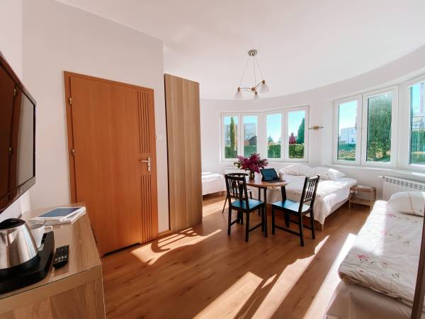 POKOJ CZTEROOSOBOWY NA PARTERZE ( nr 4)