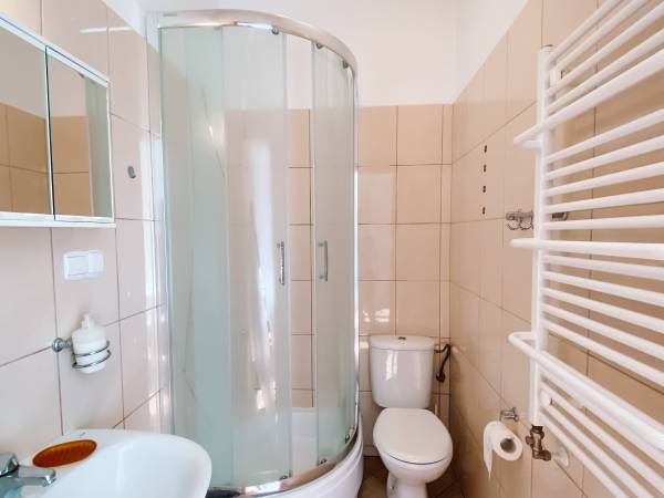 ŁAZIENKA W POKOJU CZTEROOSOBOWYM