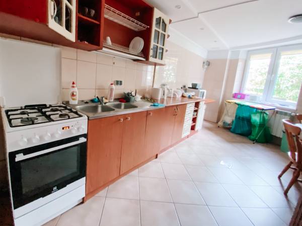 Kuchnia ogólnodostępna. Kuchenka gazowa, piekarnik, duża lodówka, mikrofalówka, toster, naczynia.